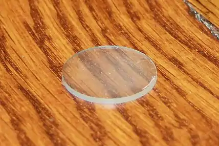 Disque en yttralox (Y2O3 avec environ 10 % de ThO2 assurant ses qualités optiques), l'une des premières céramiques transparentes.