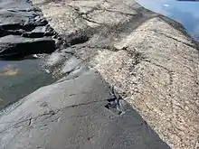 Contact entre le diabase et le gneiss sur l'île d'Yttre Ursholmen