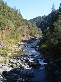 Une vue de la branche Sud de la rivière Yuba du Nord du pont routier de "Bloomfield"