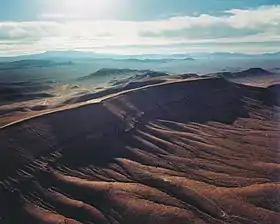 Vue d'une des crêtes de Yucca Mountain.
