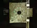 Hache d'arme de bronze yue, avec incrustations de turquoise en forme croix. Culture d'Erlitou finale : XVIe siècle (?). Musée de Shanghai