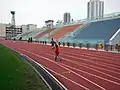 Piste d'athlétisme et tribune est