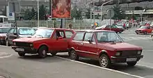 Deux Yugo au Kosovo.