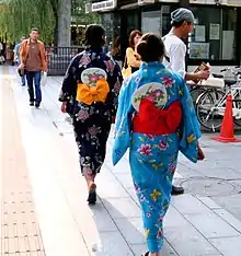Femmes en yukata de dos, nœud de l'obi dans le dos.