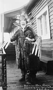 Yup'ik medicine man (en) en exercice. Nushagak, Alaska, 1890s.