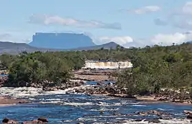 Le tepuy Yuruaní et le río Yuruaní, Gran Sabana