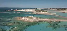 Île de Pors Scaff à l'arrière plan, avec l'île aux Pins et derrière Yvinec.