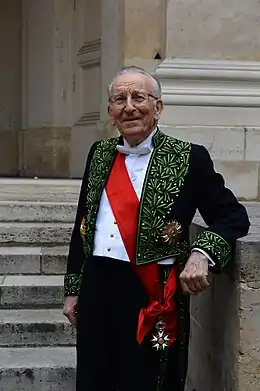 Photographie couleur d'un homme vêtu de l'habit de l'Académie des sciences morales et politiques.