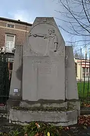 Monument érigé à Marchienne-au-Pont, à l'emplacement où l'enfant fut touché par la balle tirée par un soldat allemand.