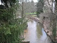 La rivière Yzeron au pied du château