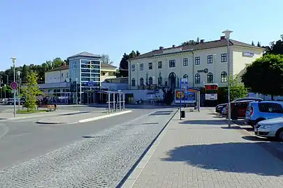 Gare ferroviaire et station de bus.