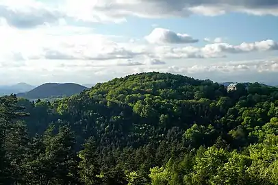 Colline et château de Houska.