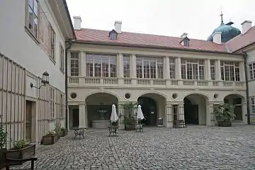 Château : cour intérieure.