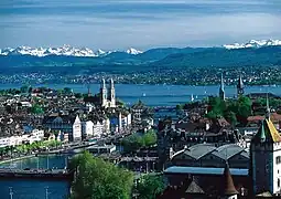 La vieille ville, la Limmat et le lac de Zurich.