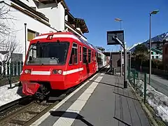 Z 800 à quai. Il assure un TER Auvergne-Rhône-Alpes en direction de Saint-Gervais-les-Bains-Le Fayet.