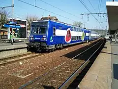 La rame 248A en livrée Transilien bleu marine à berlingotsen gare de Chaville - Vélizy.