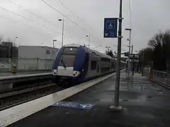 Une rame TER 2N NG du TER Picardie traverse la gare sans arrêt.