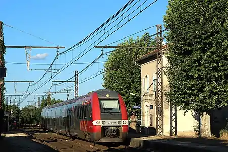 L'automotrice de la série ZGC no 27649 passe par Lunel-Viel.