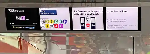 Écrans d'information voyageurs signalant le prochain arrêt et la fermeture des portes.