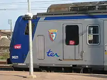 Détail d'une Z 9600 en gare de Sablé, avec le blason des Pays de la Loire bien visible.