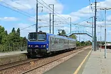 Une Z 9600 s'arrête en gare, en direction du Mans.