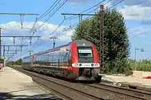 Un TER passant sans arrêt en gare en direction de Montpellier.