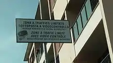 Panneau routier bilingue français et italien annonçant l'entrée d'une ZTL à Aoste