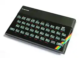 Un clavier qwerty avec de multiples couleurs et différentes fonctions indiquées sur ses touches.