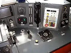 Équipement de la radio sol-train (à droite) dans la cabine d'une rame Z 20500.