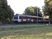 Un élément Z 6400 traverse le parc de Saint-Cloud en direction de Saint-Nom-la-Bretèche - Forêt-de-Marly.