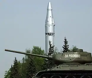 Missile balistique R-9 et char d'assaut T-34-85 de l'époque de la Seconde Guerre mondiale