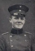 Photographie d'un jeune homme en uniforme prussien, souriant.