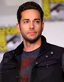 Zachary Levi interprète Chuck Bartowski.