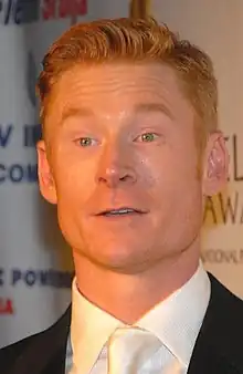 Zack Ward interprète Roger