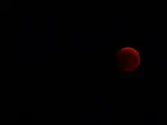 Lune rouge vue de Bączal Górny, Pologne.