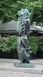 Le Prométhée d'Ossip Zadkine (1956), une sculpture en bronze haute de trois mètres coulée d’après un original  en bois.