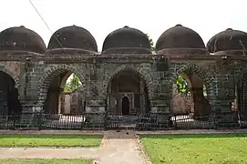 Une mosquée et un tombeau de l'ère du Sultanat