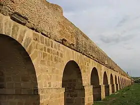 Vue de quelques arches de l'aqueduc près de Tunis.