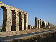 Arcades aujourd'hui inutilisées de l'aqueduc d'Hadrien