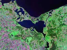 Photo satellite du lagon Oder. Wolin est l'île à l'est des deux grandes îles qui sépare les eaux du lagon de la mer Baltique (l'île occidentale est Usedom).