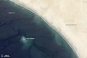 Image satellite de Zalzala Koh le 26 septembre 2013 soit le surlendemain de son émersion avec la côte de Gwadar au nord-est.