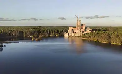 le château depuis la rive sud du lac