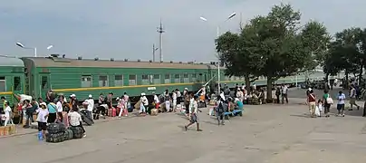 Un train voyageur en gare de Zamyn-Üüd.