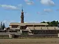 Photographie d'une église dominant un vaste monastère.