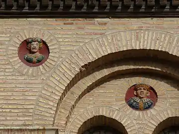 Décoration de portraits en plâtre polychrome de la façade