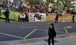  Au premier plan une petite fille, et en arrière-plan des manifestants tenant diverses banderoles, dont une de PACMA.