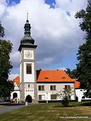 Photographie couleur d'une église baroque dotée d'un haut clocher