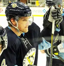 Photographie de Zbyněk Michálek avec les Penguins de Pittsburgh