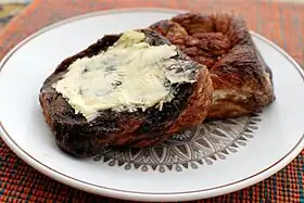 Un bolus zélandais (pâtisserie sucrée) avec beurre.