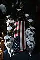 Une équipe transporte le cercueil du major Douglas A. Zembiec, l'ancien commandant de la compagnie E, 2e bataillon du 1er Régiment de marine de la chapelle de l’Académie navale d’Annapolis (Maryland) à la suite d’un hommage funèbre tenu en son honneur.